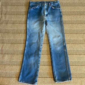 Beautifully worn in men’s Wranglers. Only a bit of wear on crotch. 33X32.